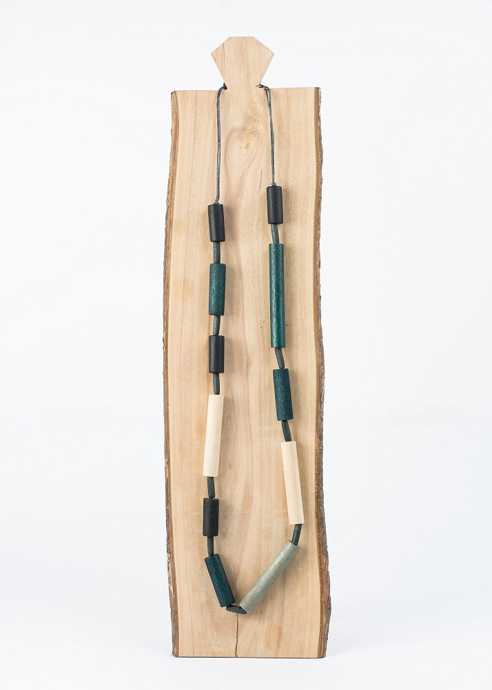Collar de cilindros de madera