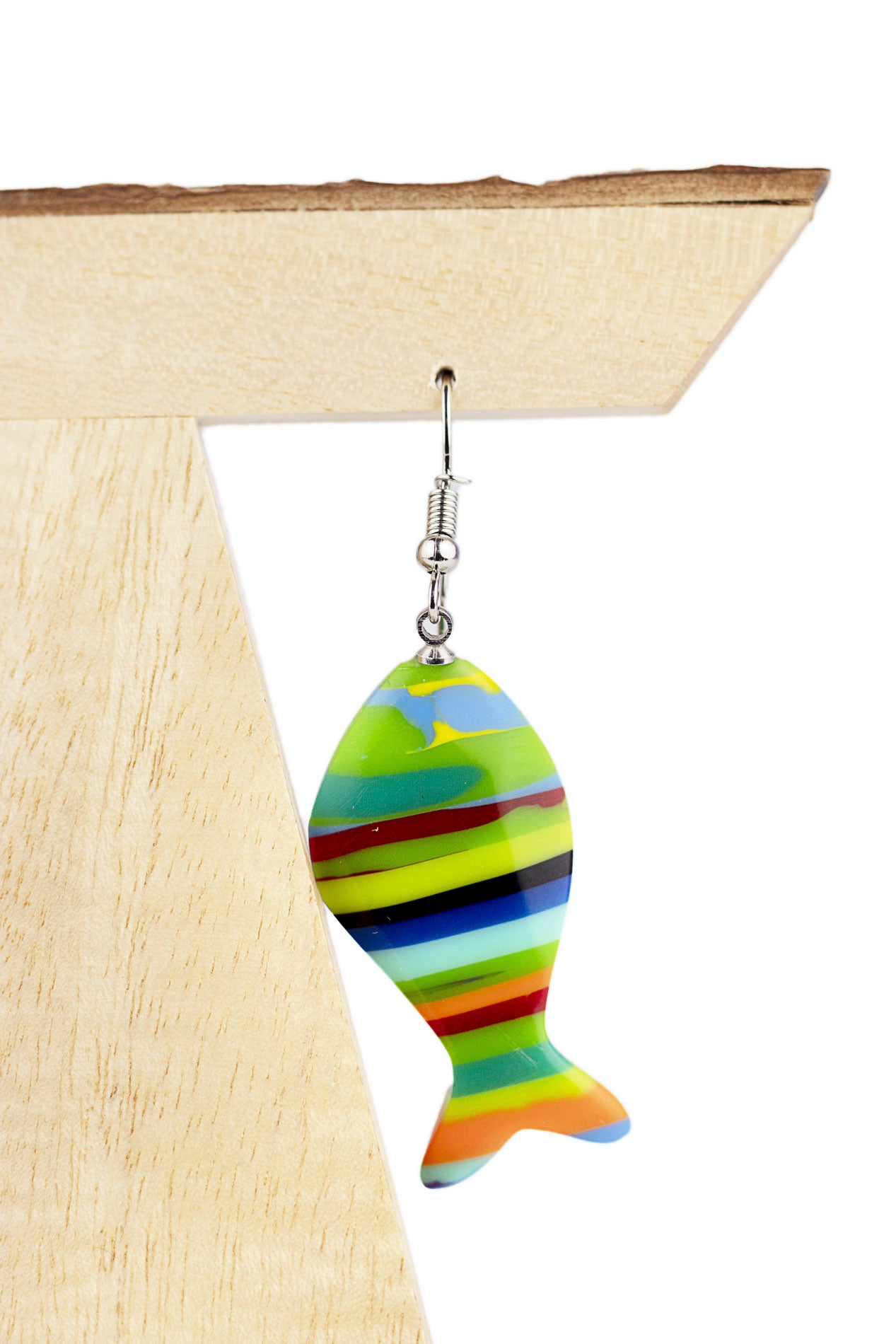 Pendiente pez de resina multicolor