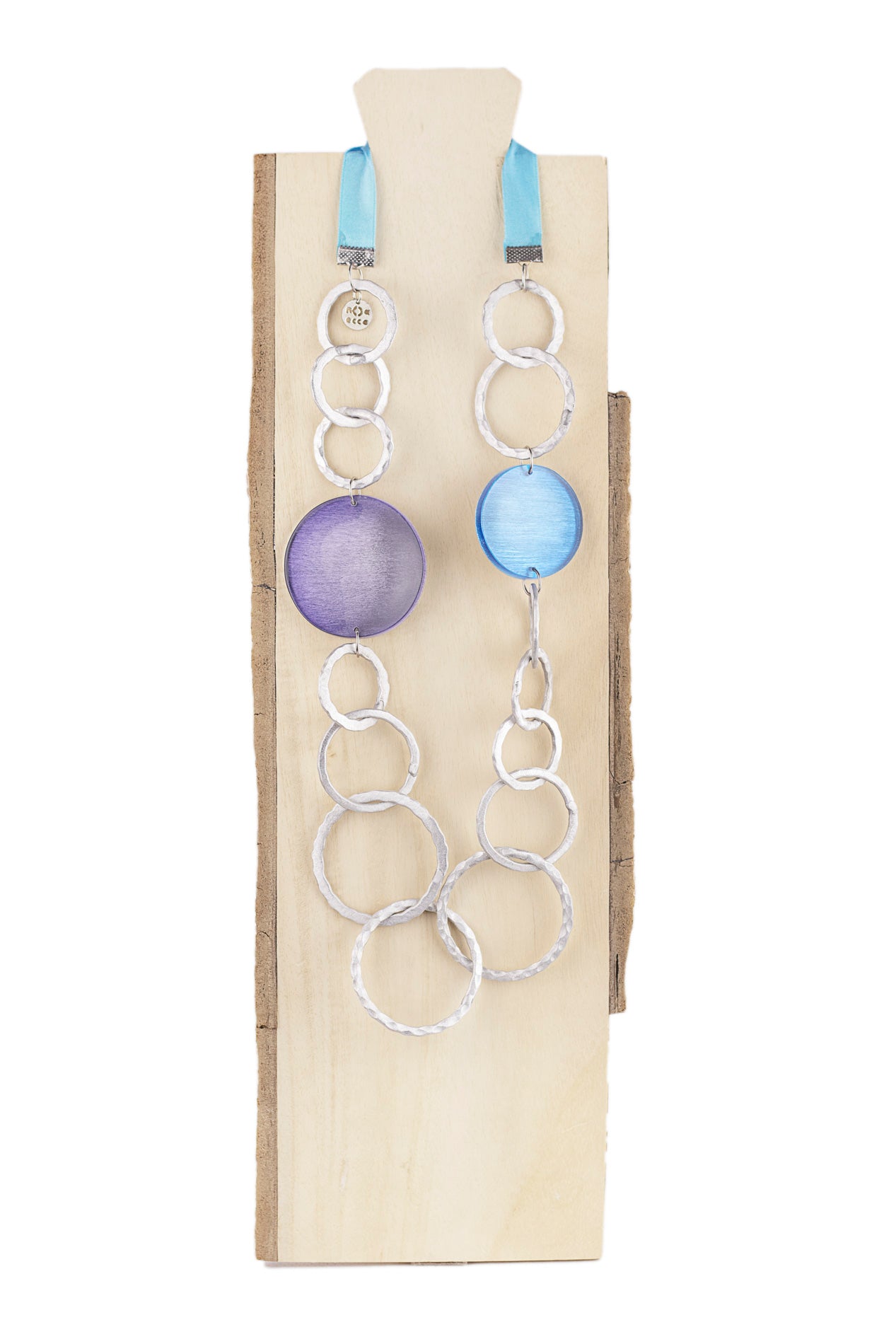 Collar con aros de aluminio