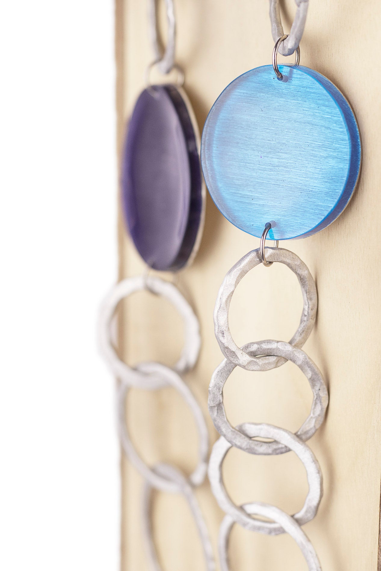 Collar con aros de aluminio