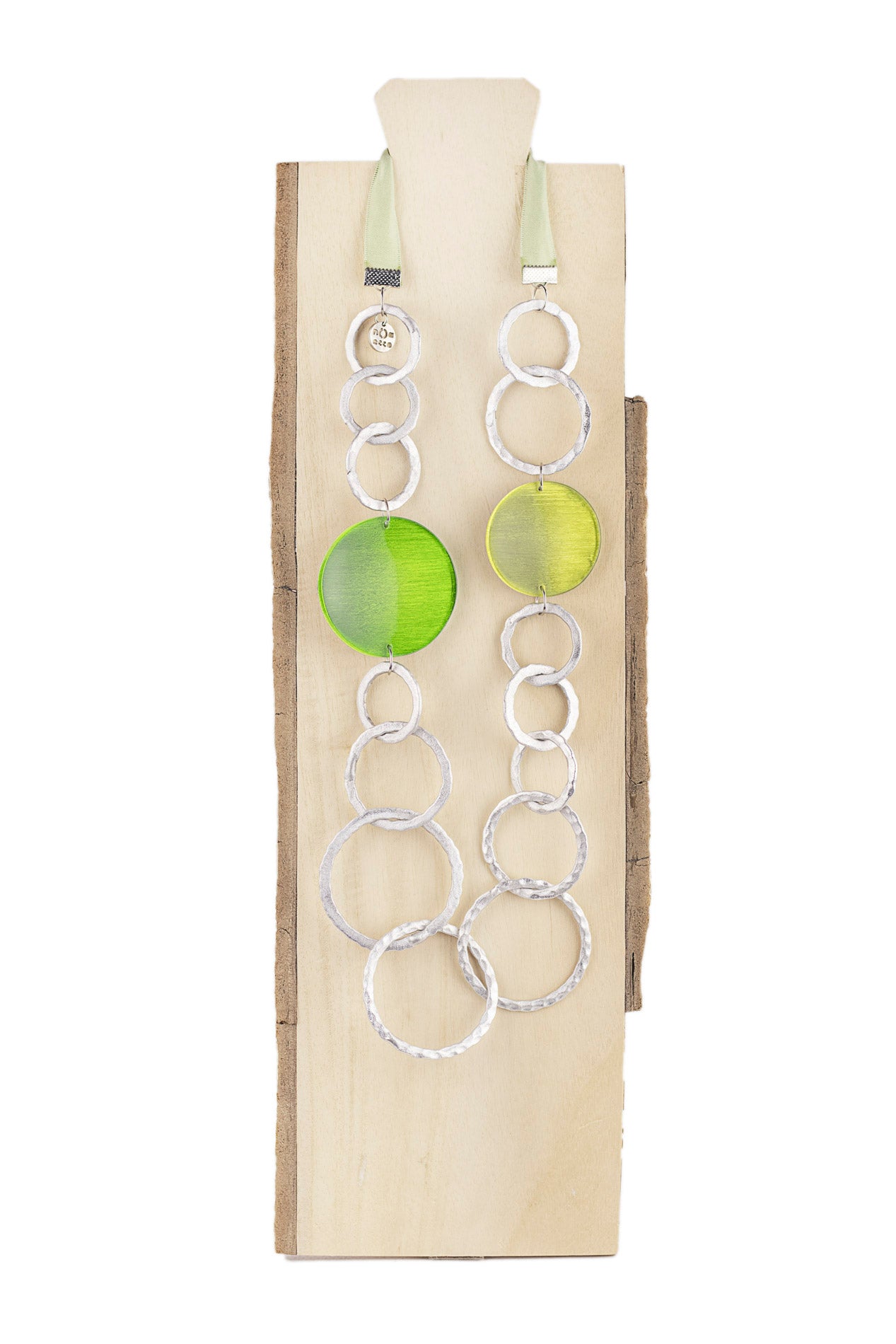 Collar con aros de aluminio