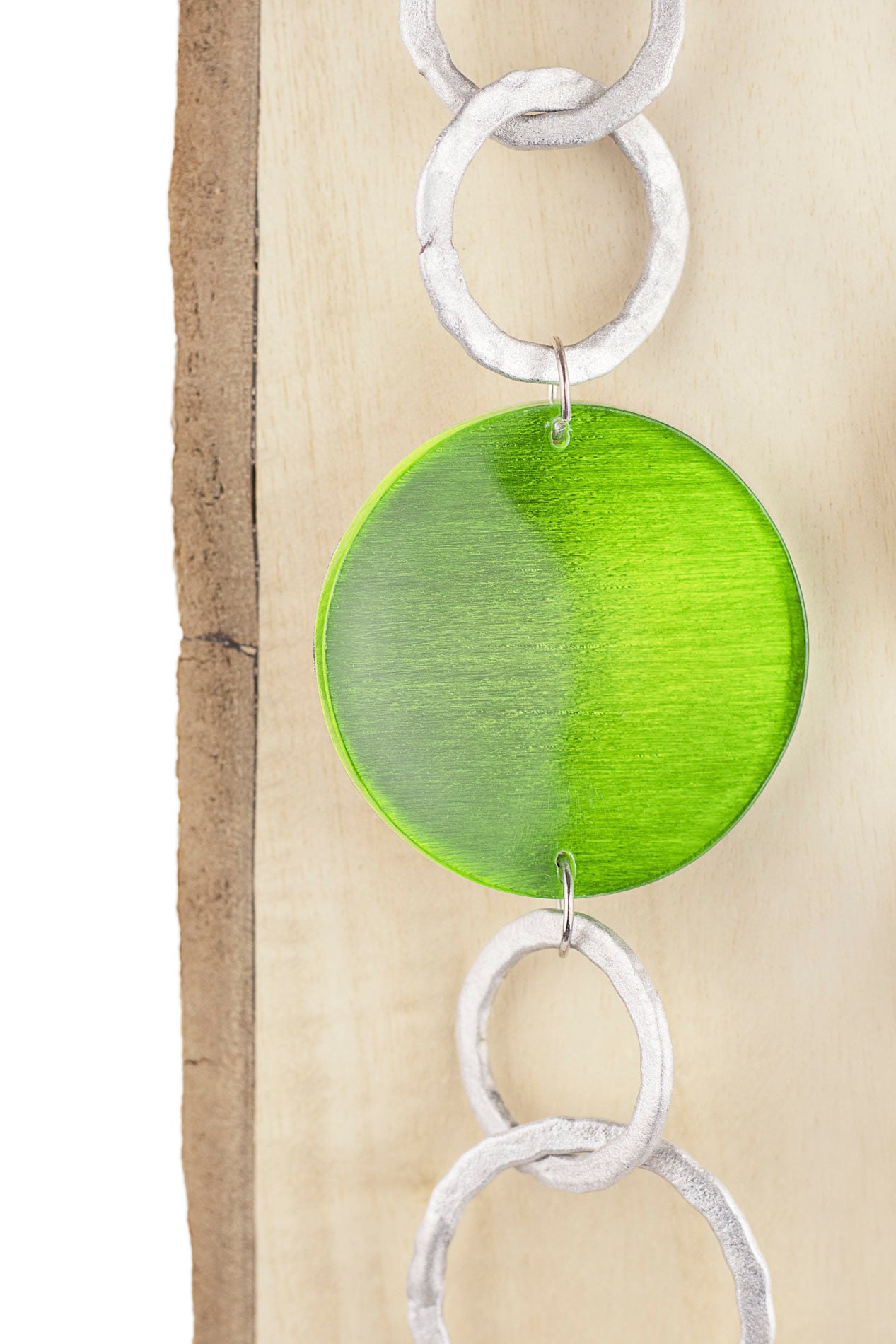 Collar con aros de aluminio
