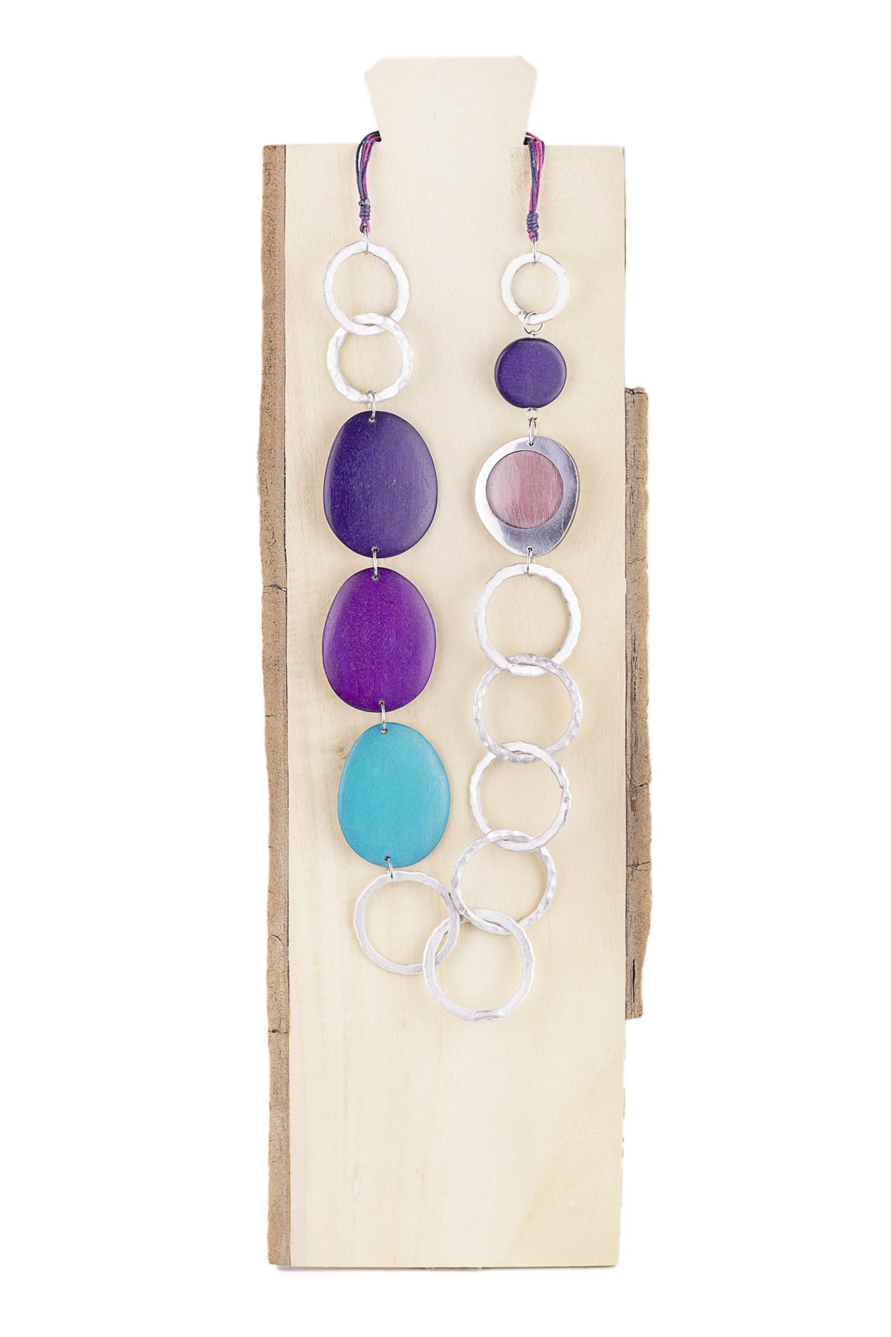 Collar de metal con piezas mixtas.