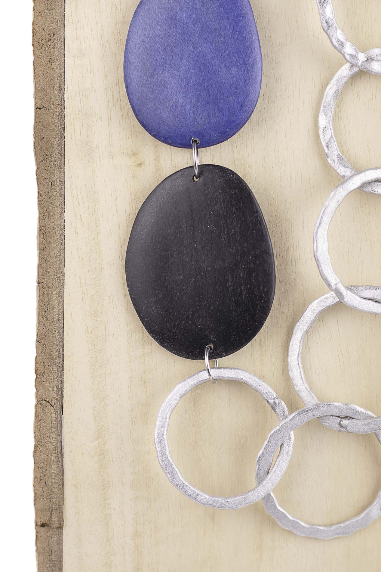 Collar de metal con piezas mixtas.