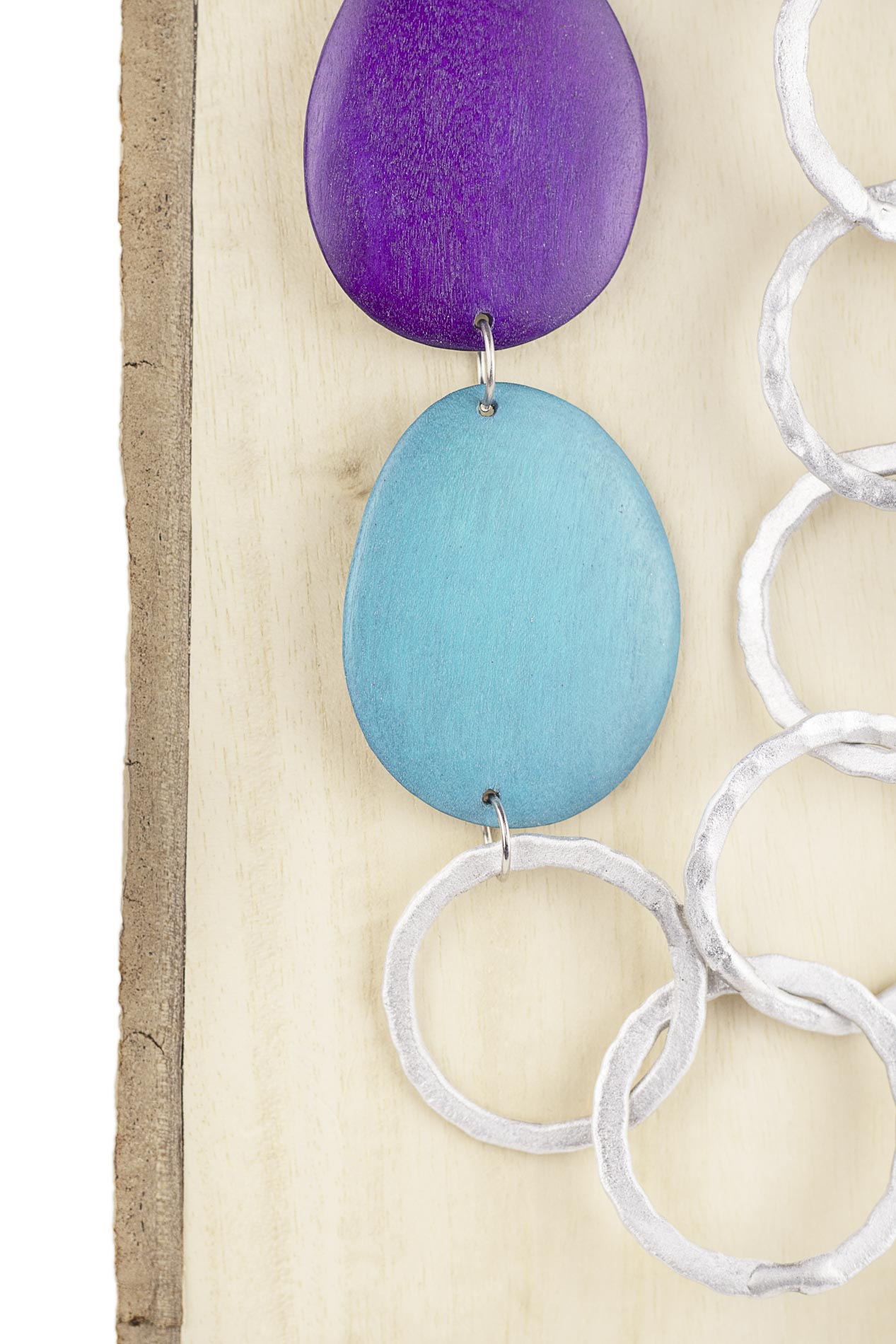 Collar de metal con piezas mixtas.