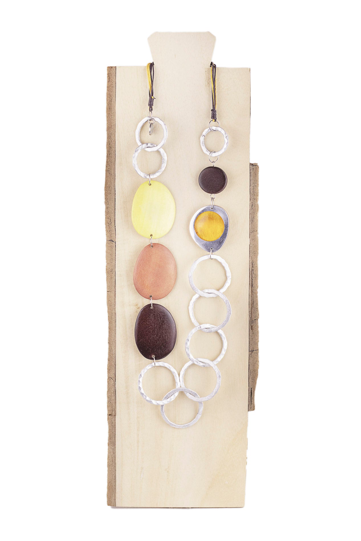 Collar de metal con piezas mixtas.