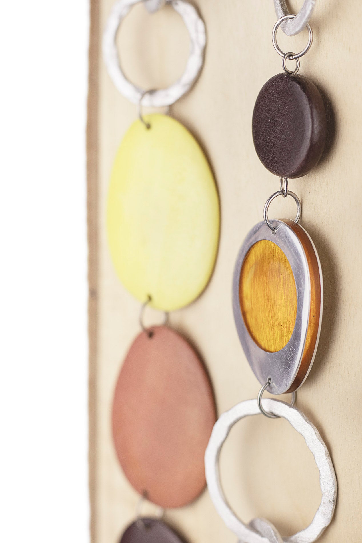 Collar de metal con piezas mixtas.