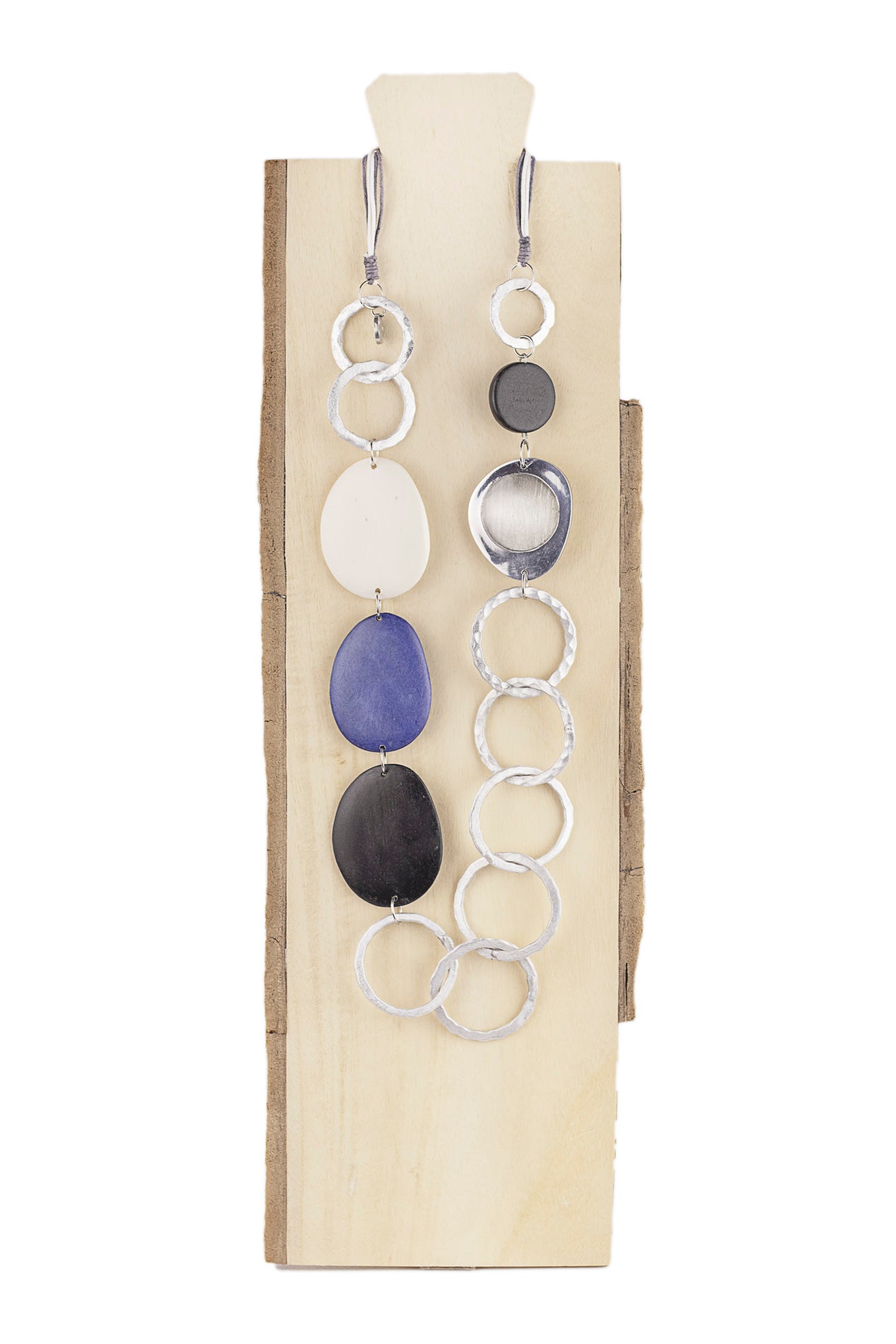 Collar de metal con piezas mixtas.