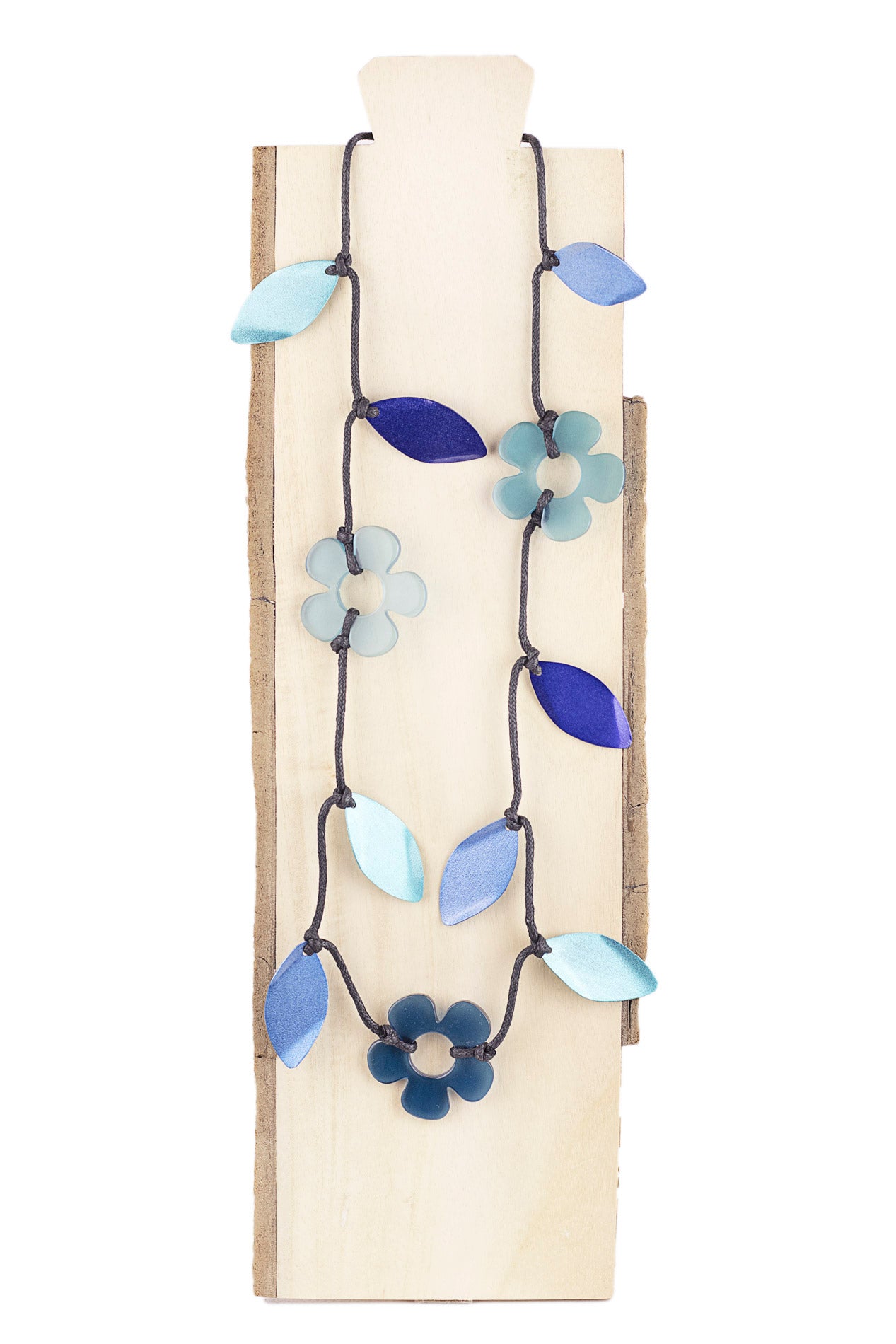 Collar ajustable con hojas de metal y flores de resina