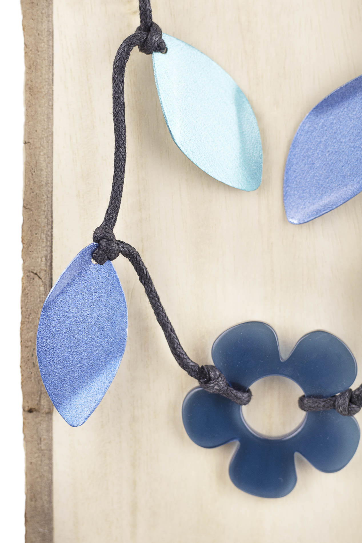 Collar ajustable con hojas de metal y flores de resina