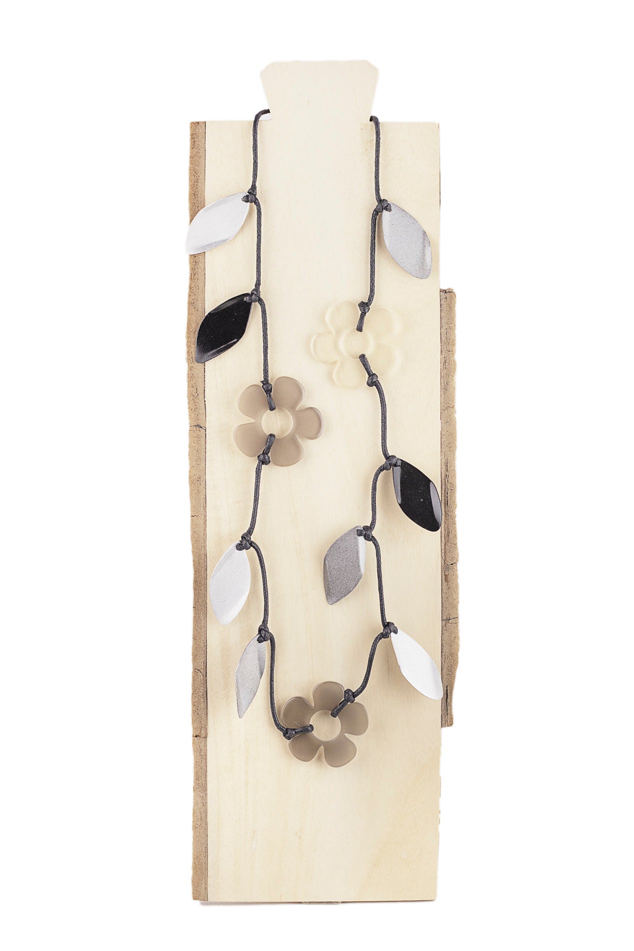 Collar ajustable con hojas de metal y flores de resina