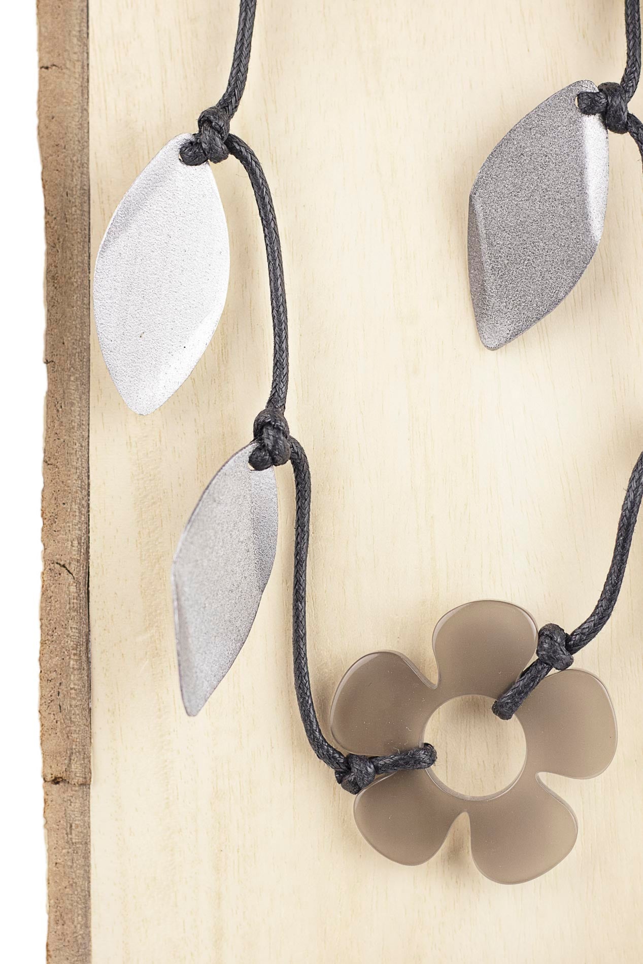Collar ajustable con hojas de metal y flores de resina