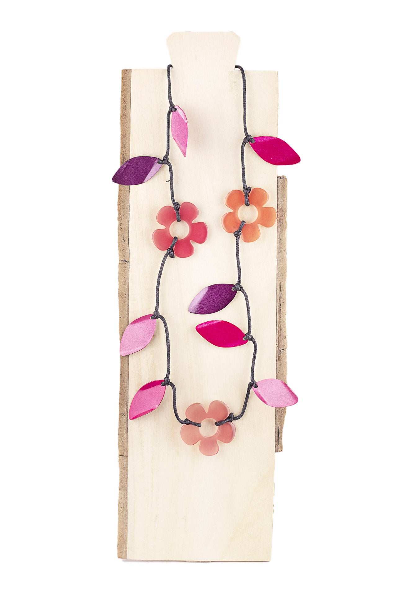Collar ajustable con hojas de metal y flores de resina