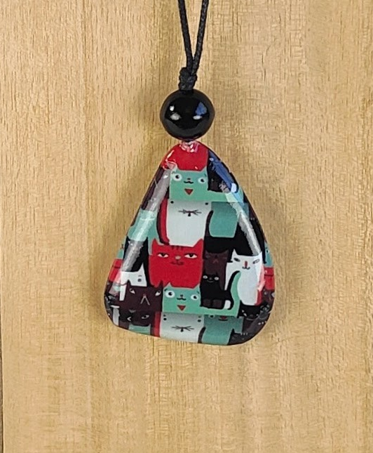 Colgante triangular gatos