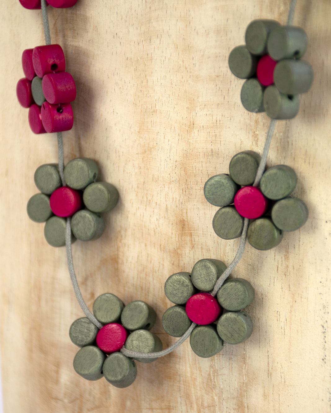 Collana lunga con fiori