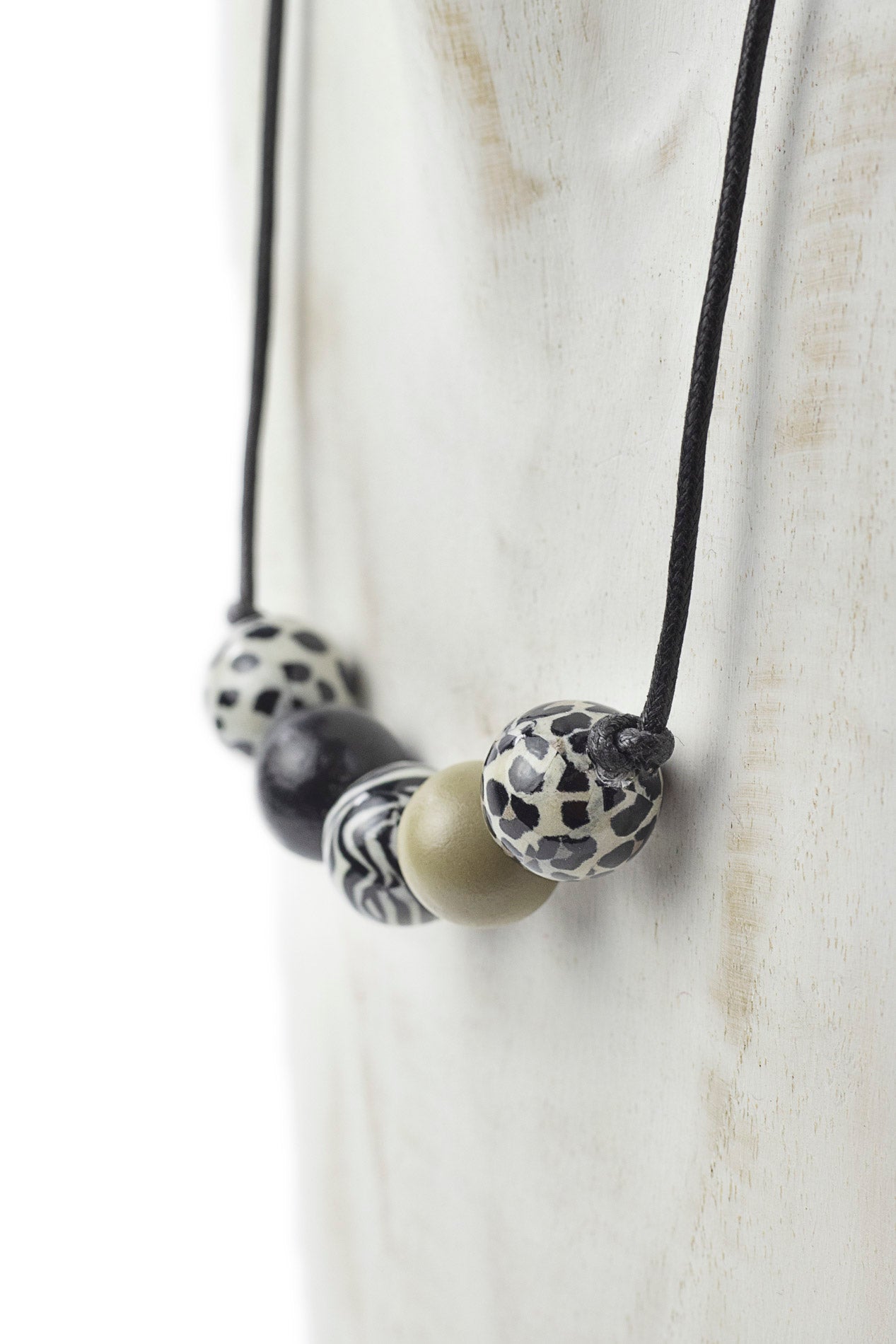 Collar de cinco bolas con print animal