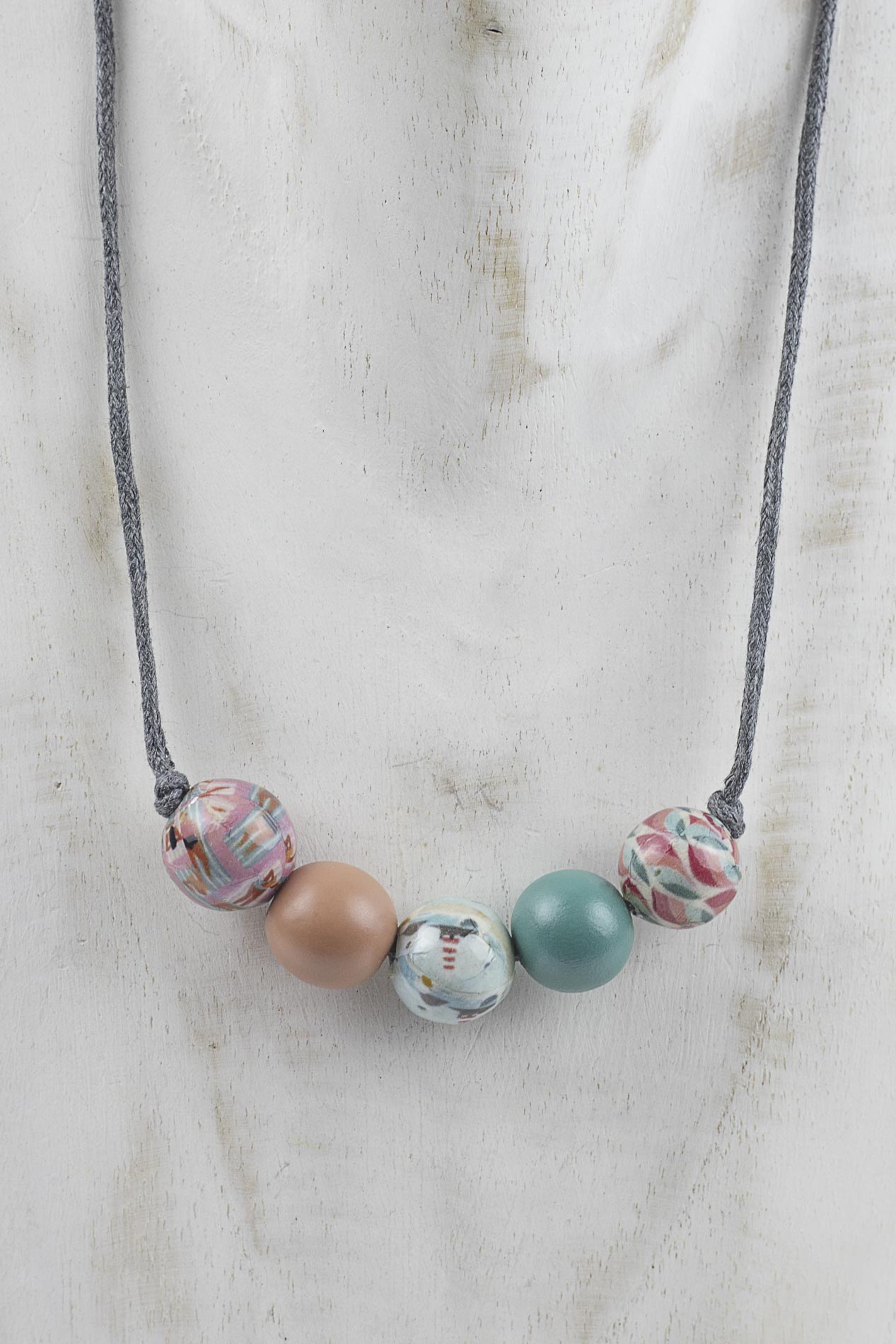 Collar de 5 bolas con print de mar y faros