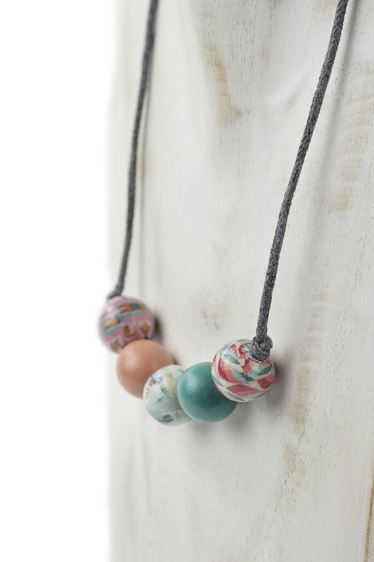 Collar de 5 bolas con print de mar y faros