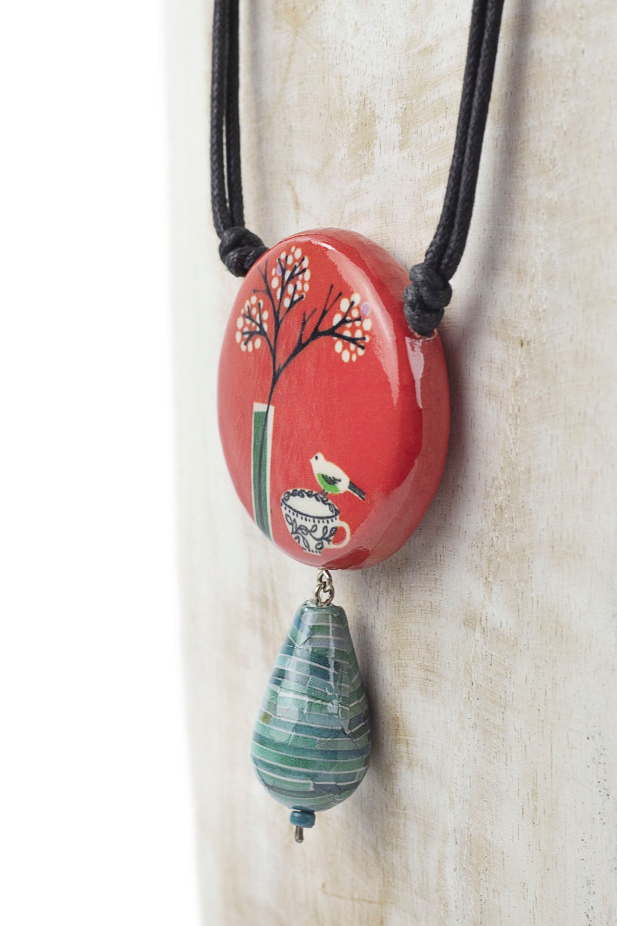 Colgante de dos piezas con print de arbol y ave