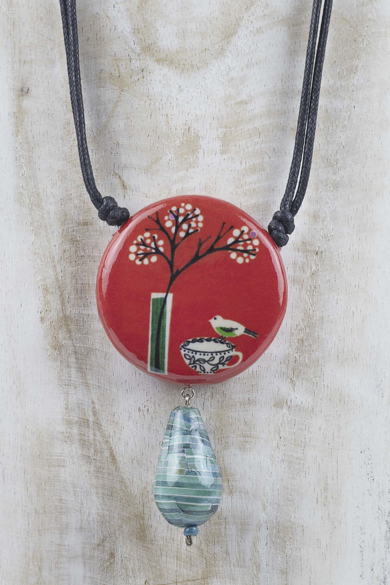 Colgante de dos piezas con print de arbol y ave