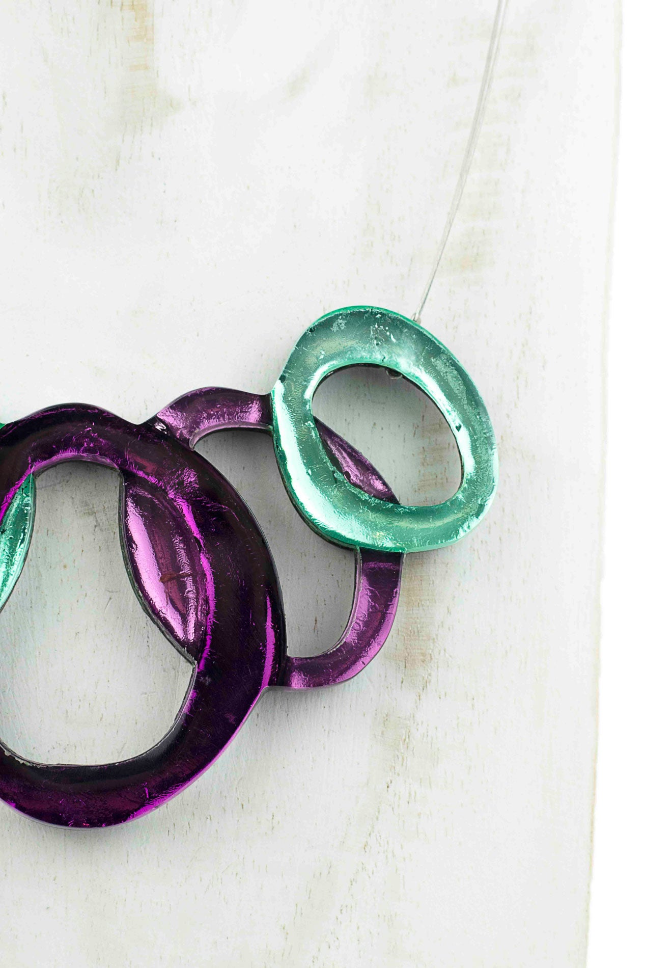 Colgante circulos organicos en verde y morado