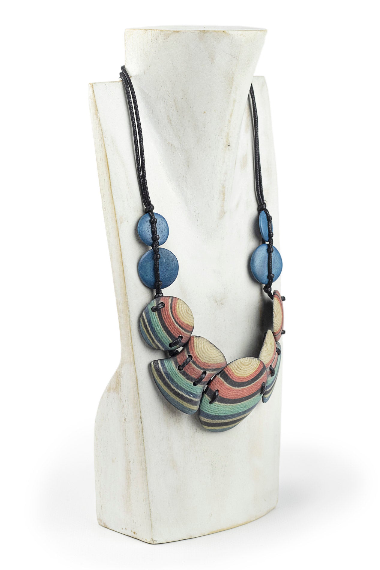 Collar con hilos