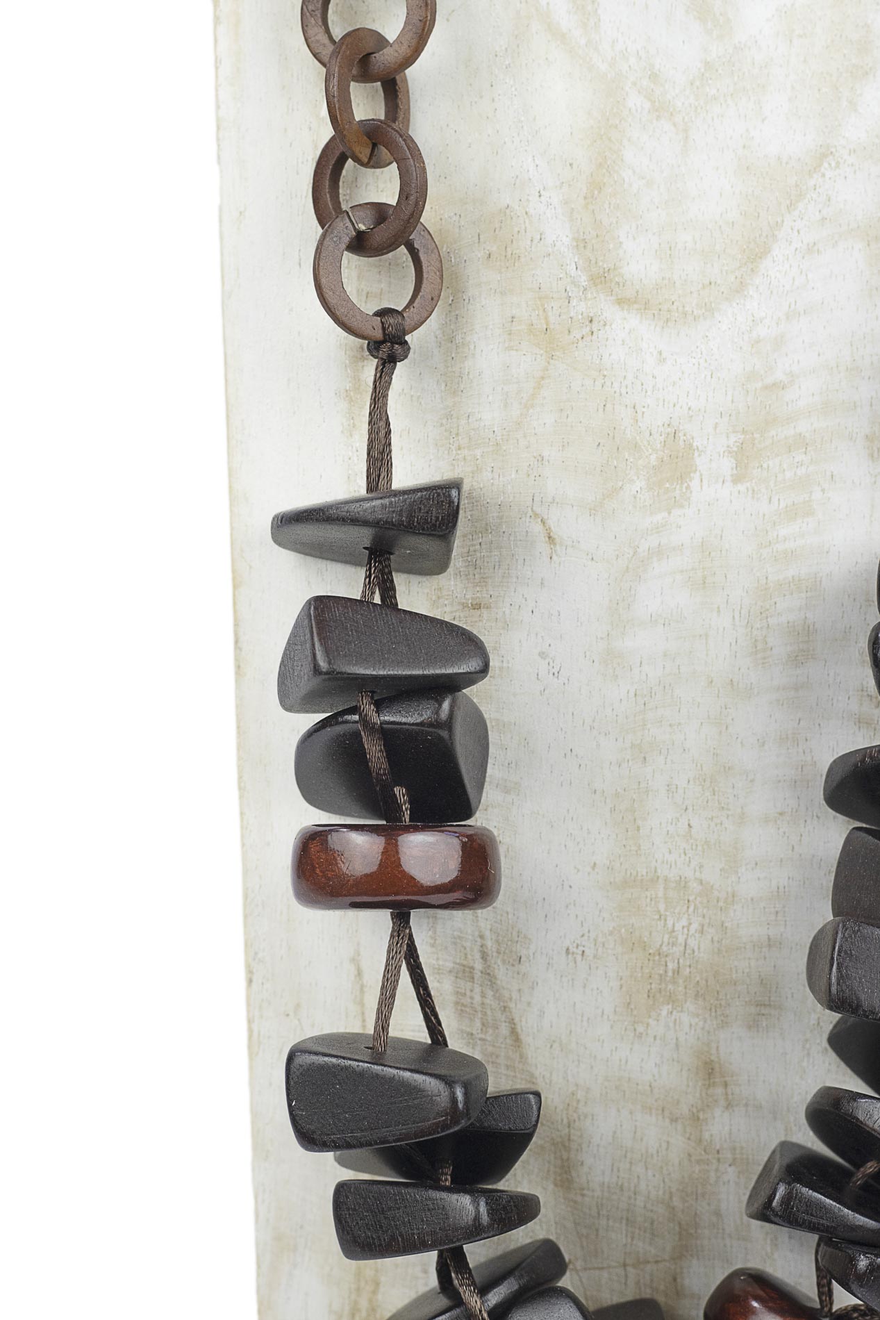 Collar con cadena de aros de madera