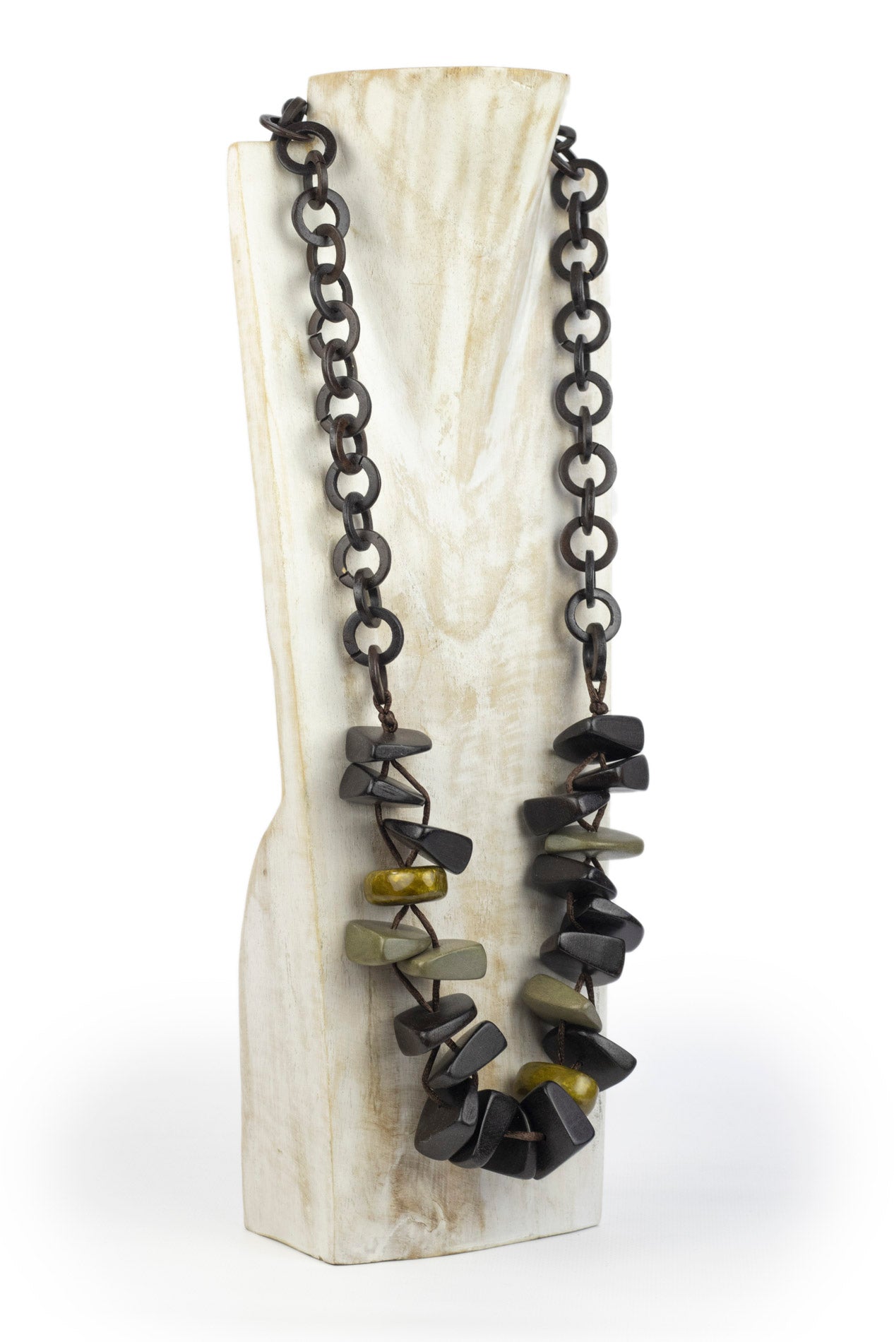Collar con cadena de aros de madera