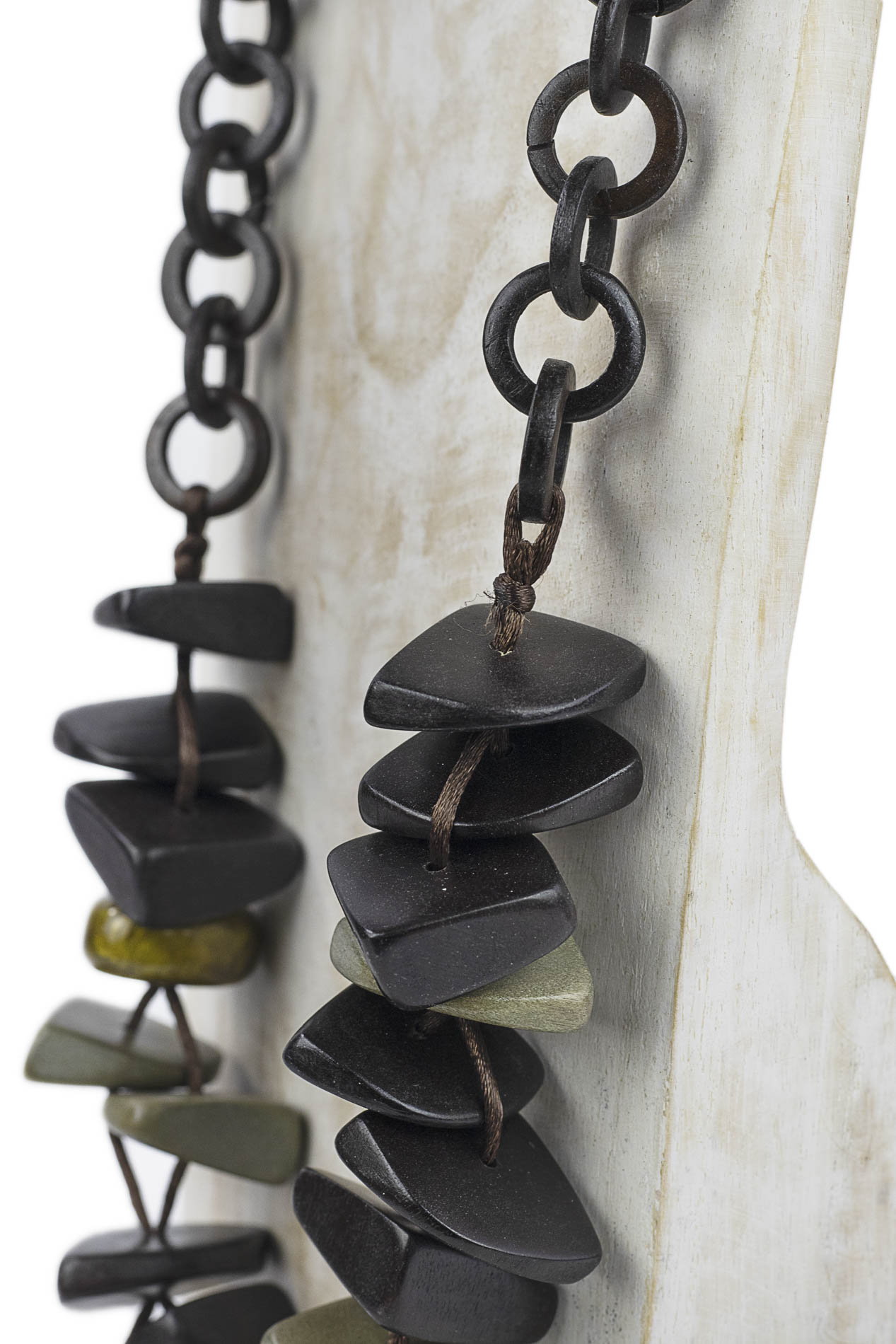 Collar con cadena de aros de madera