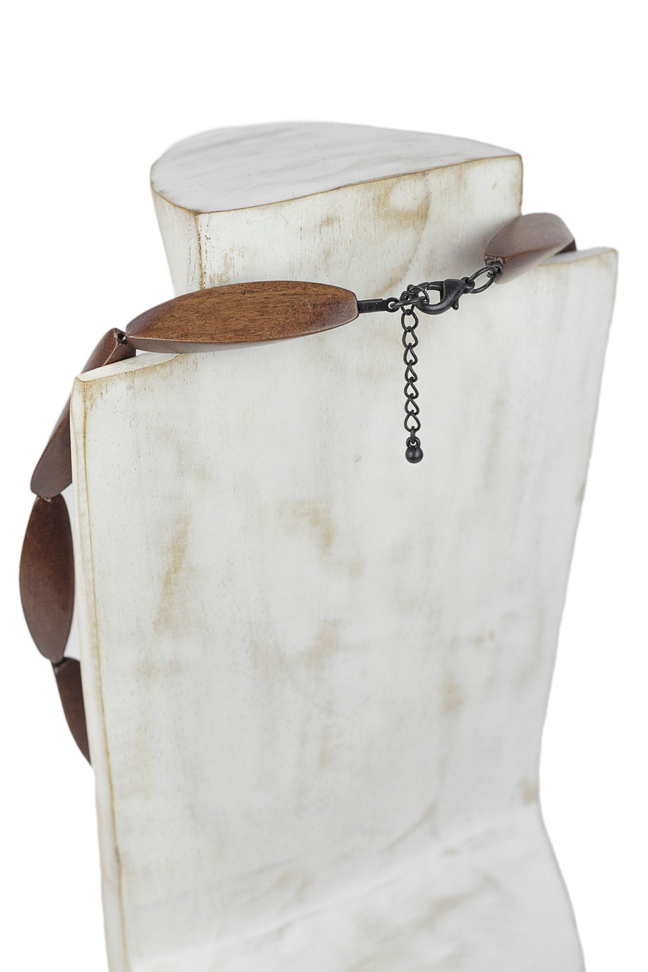 Collar corto con piezas alargadas