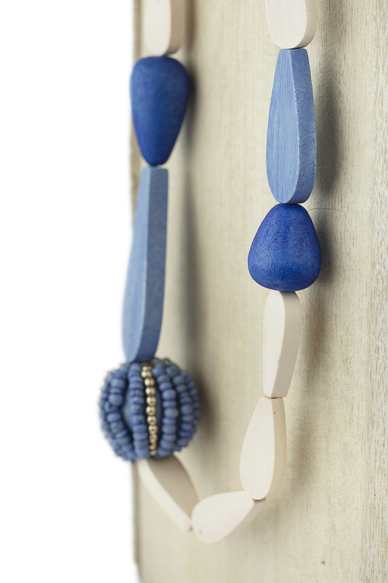 Collar con piezas organicas