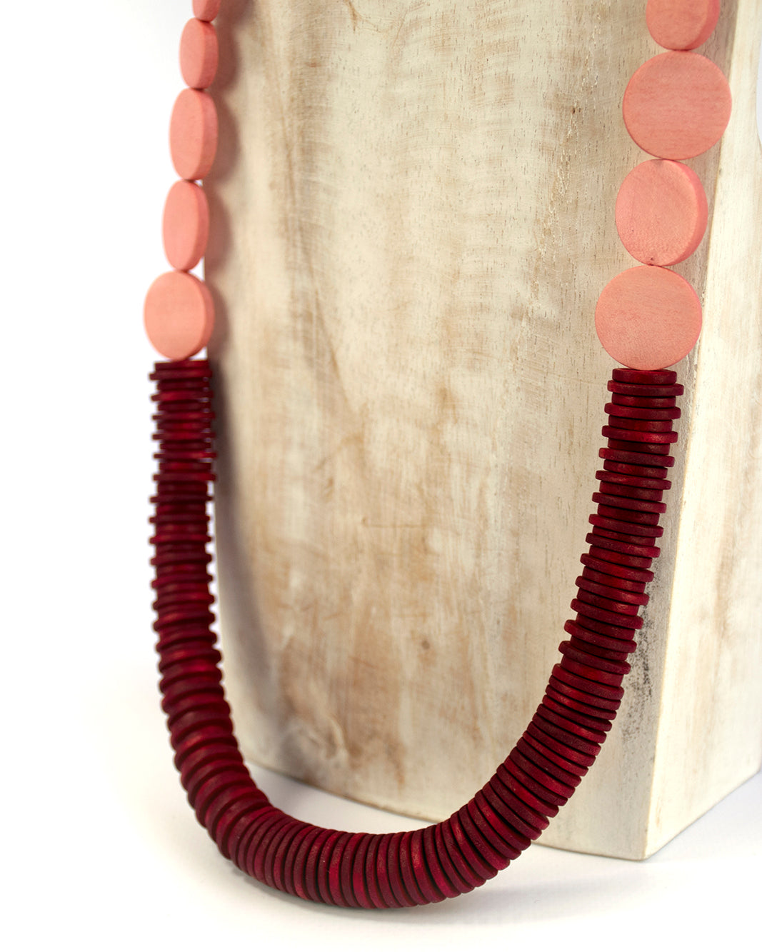 Collar largo con pastillas de madera
