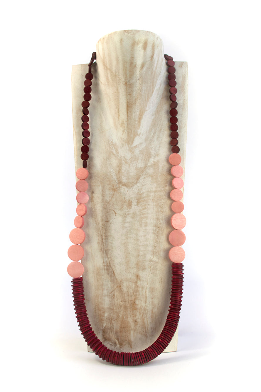 Collar largo con pastillas de madera