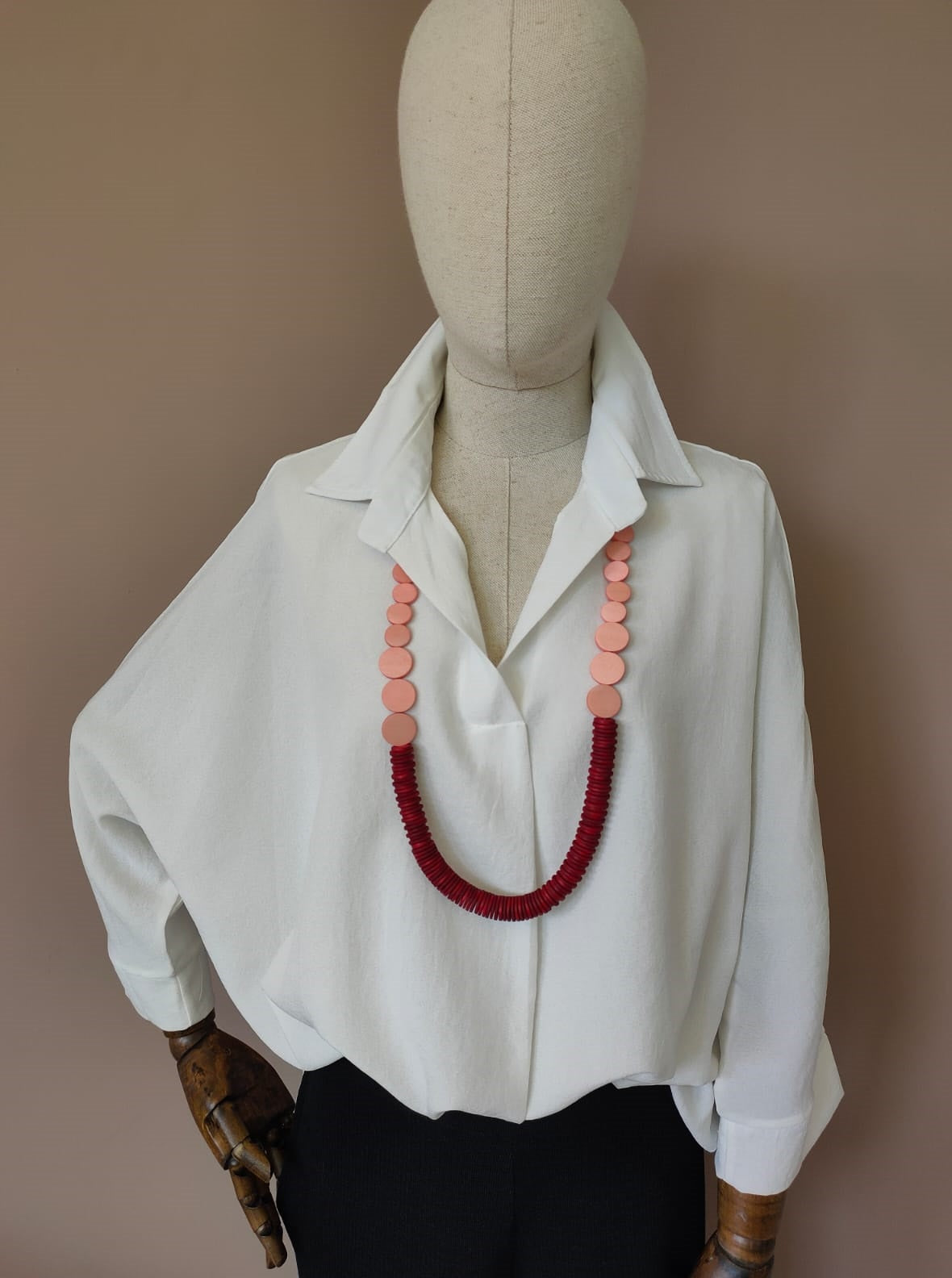 Collar largo con pastillas de madera
