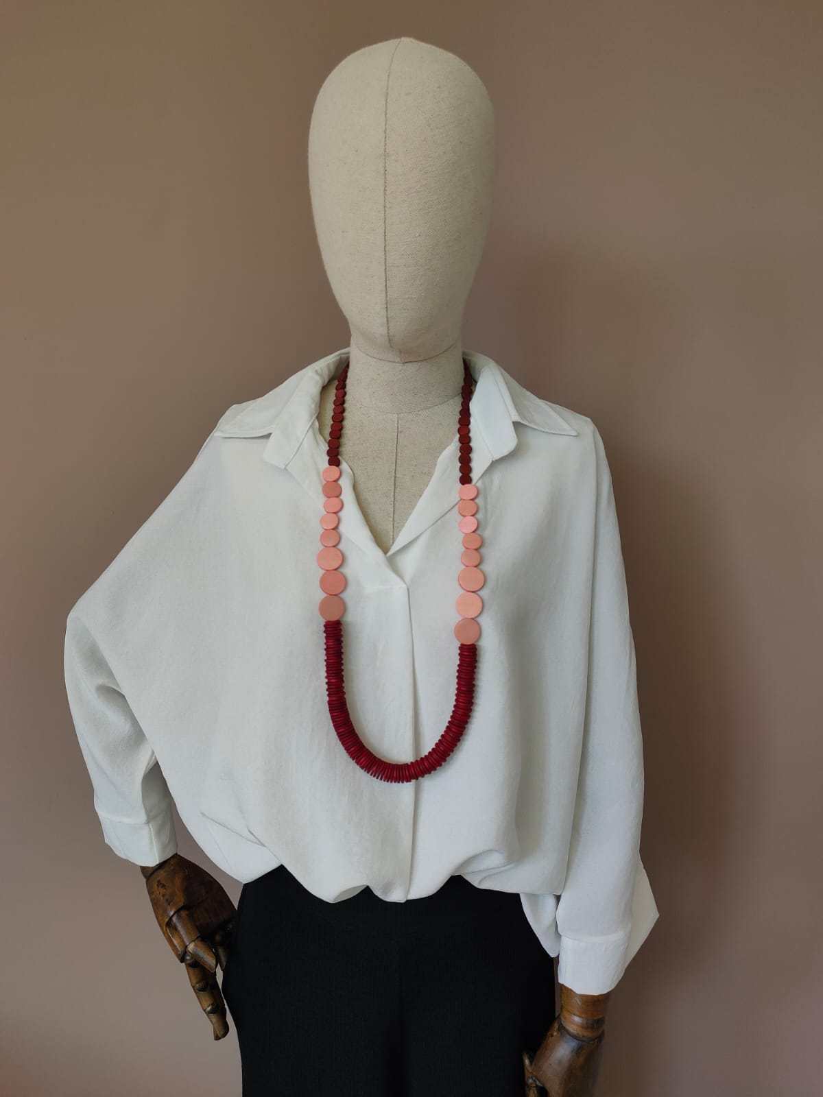 Collar largo con pastillas de madera