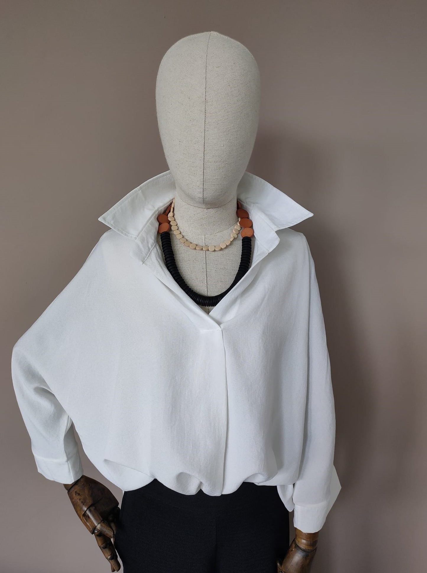 Collar largo con pastillas de madera