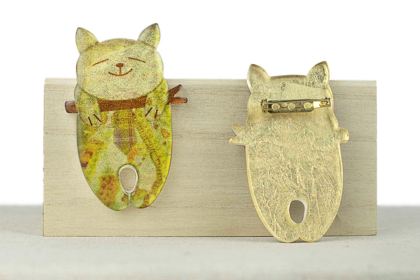 Broche GATO EN RAMA amarillo resina
