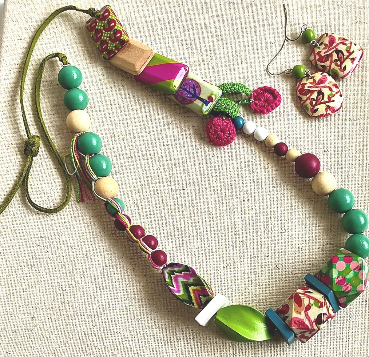 Collar multipiezas multicolor.