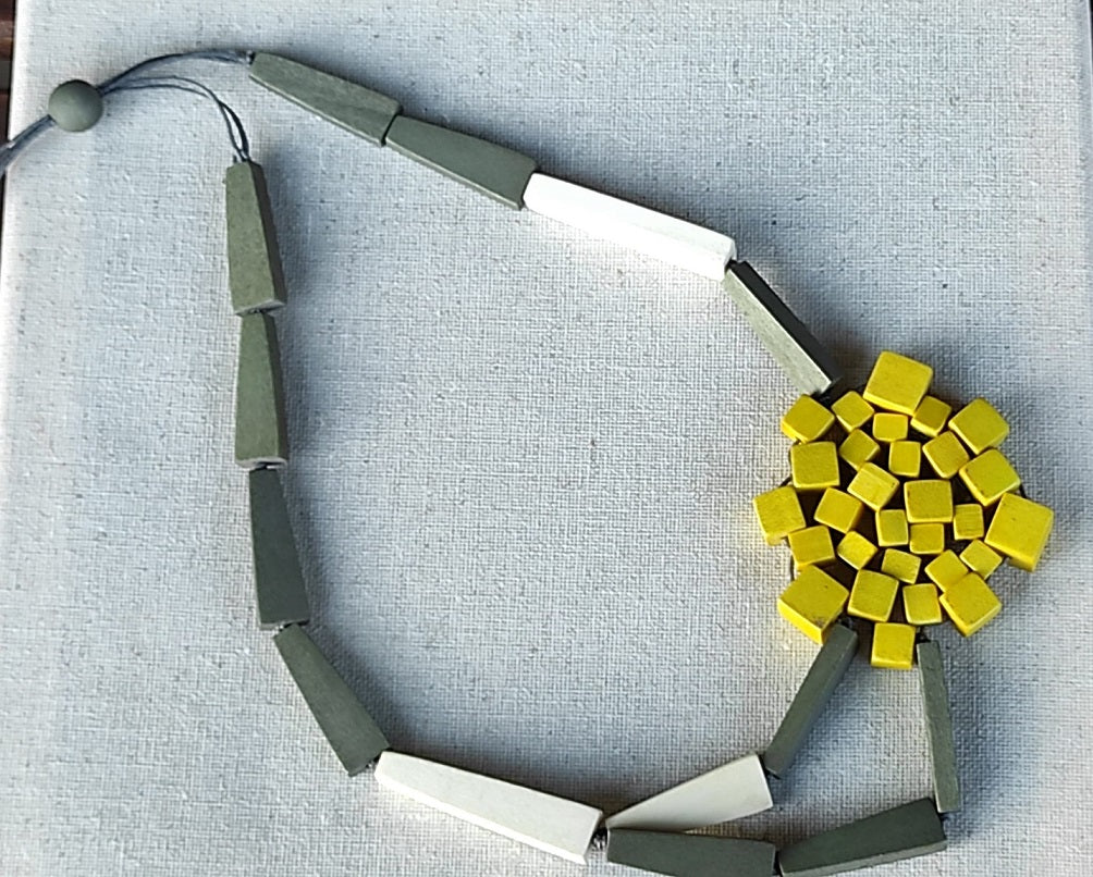 Collar con flor de cubos