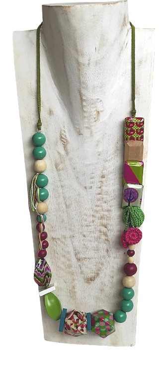 Collar multipiezas multicolor.