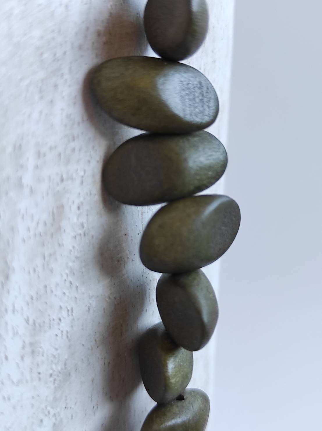 Collar con piezas de madera y rectángulo  de capiz