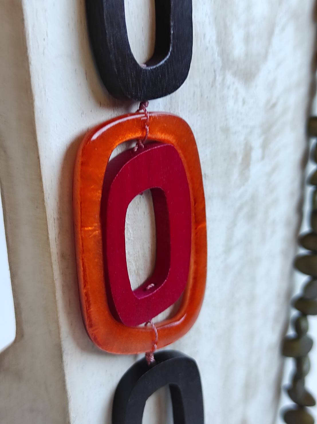 Collar con piezas de madera y rectángulo  de capiz