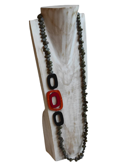 Collar con piezas de madera y rectángulo  de capiz