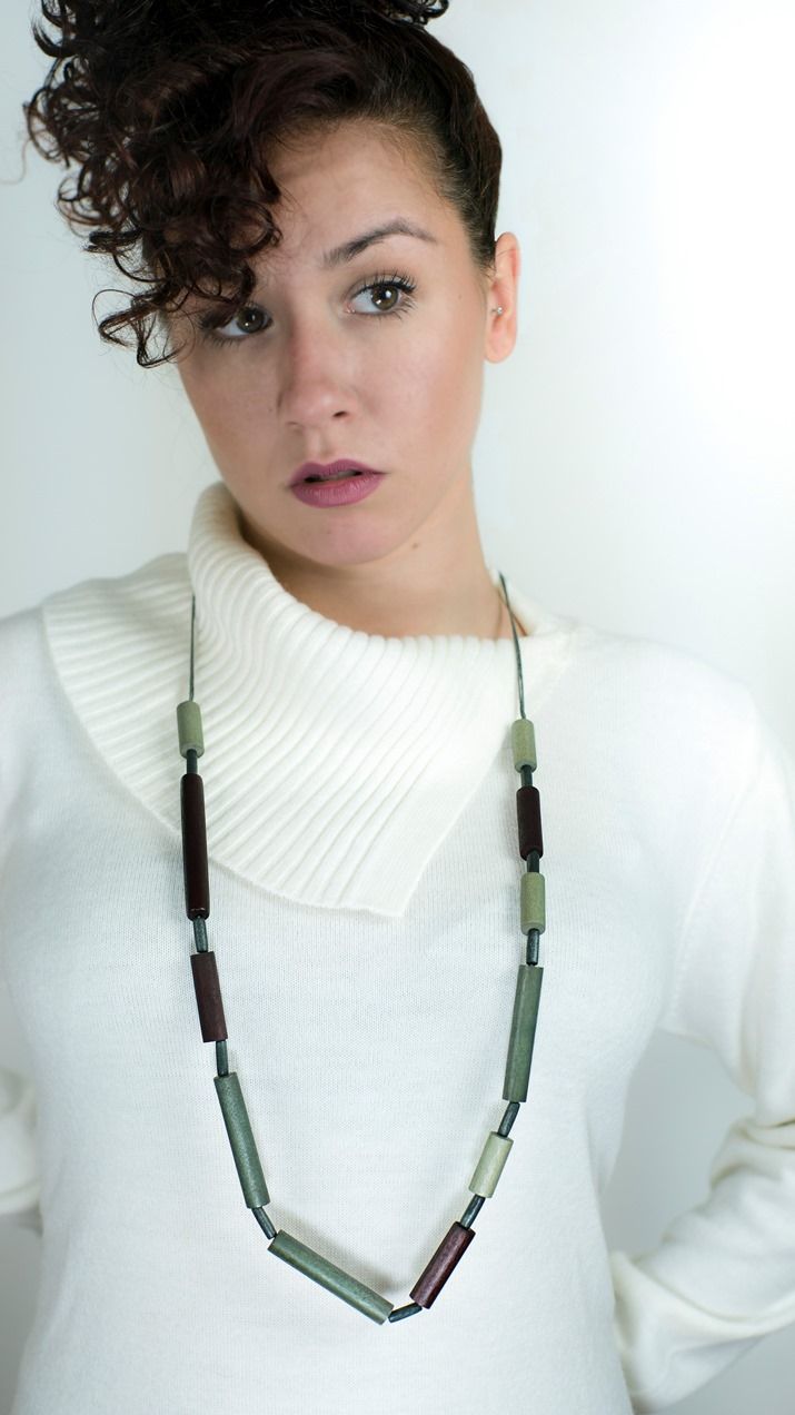 Collar de cilindros de madera