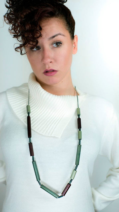 Collar de cilindros de madera
