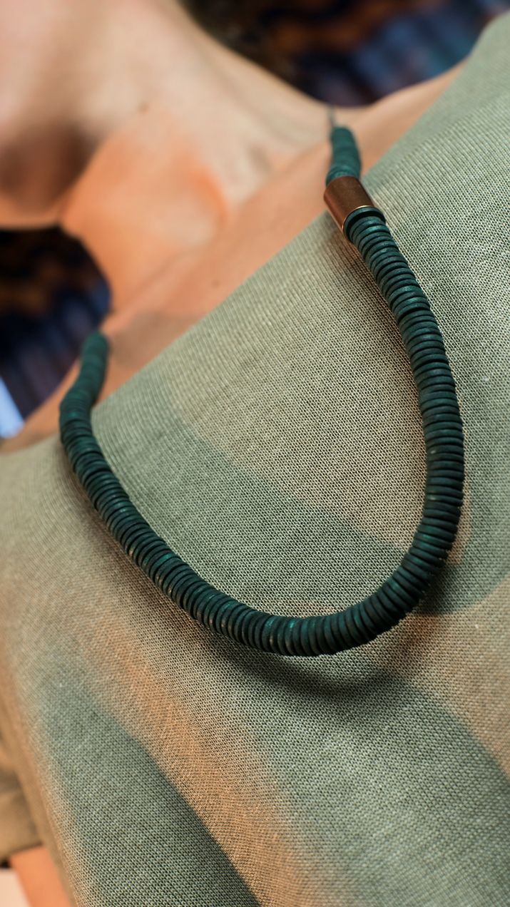 Collar Tubular de madera con pieza metálica