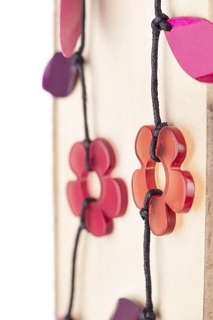Collar ajustable con hojas de metal y flores de resina