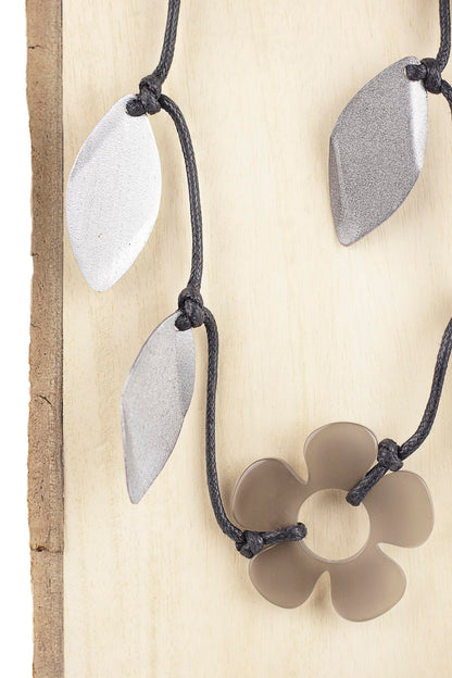 Collar ajustable con hojas de metal y flores de resina