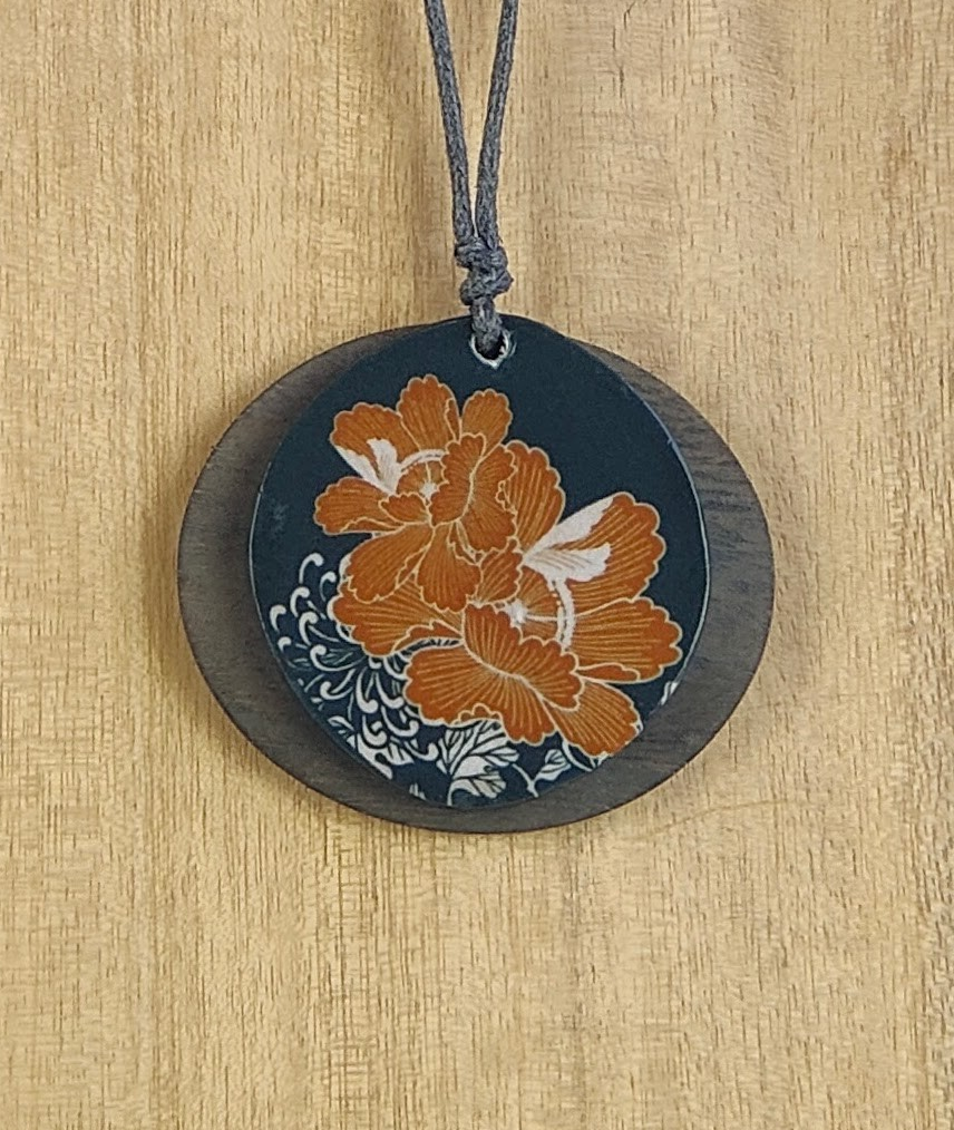 Circular pendant with leaves
