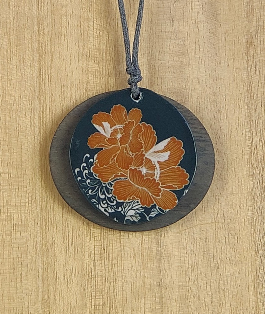 Circular pendant with leaves